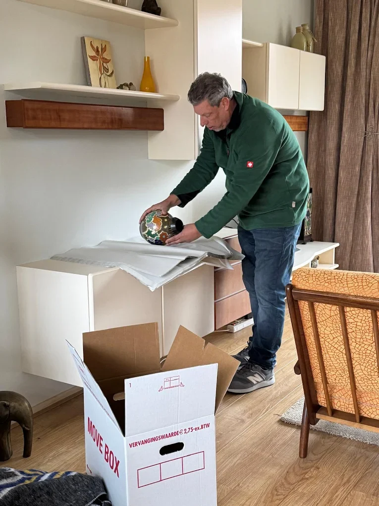 Een medewerker werkt aan een meubel