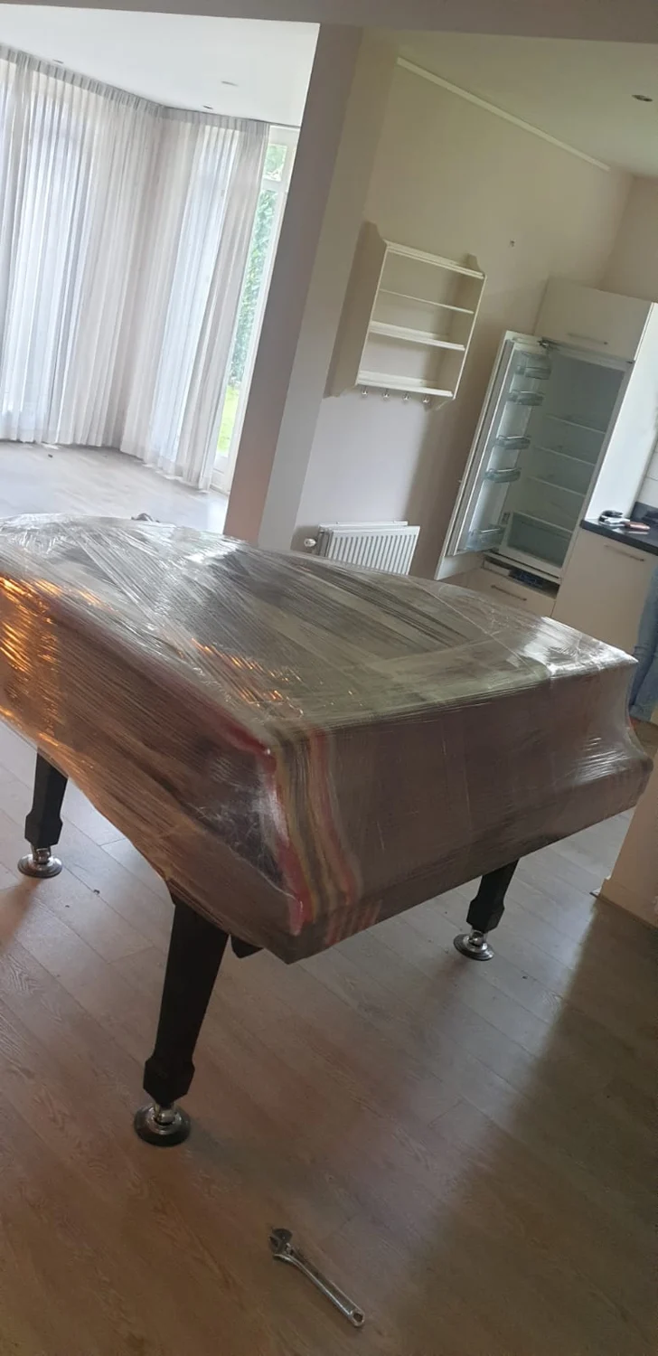 Een piano met beschermende verpakking